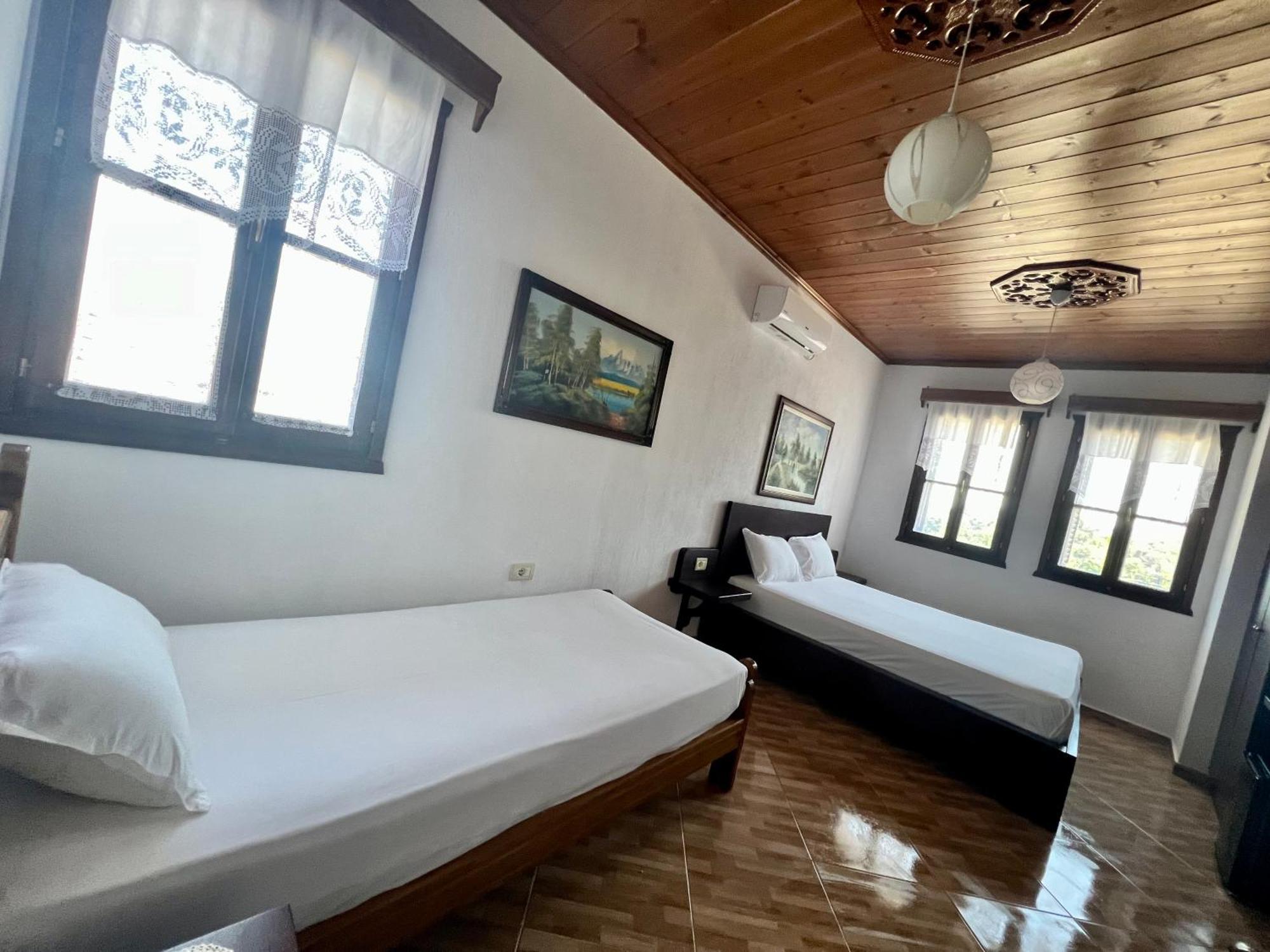 Denis Guesthouse 1930 Gjirokastër Extérieur photo